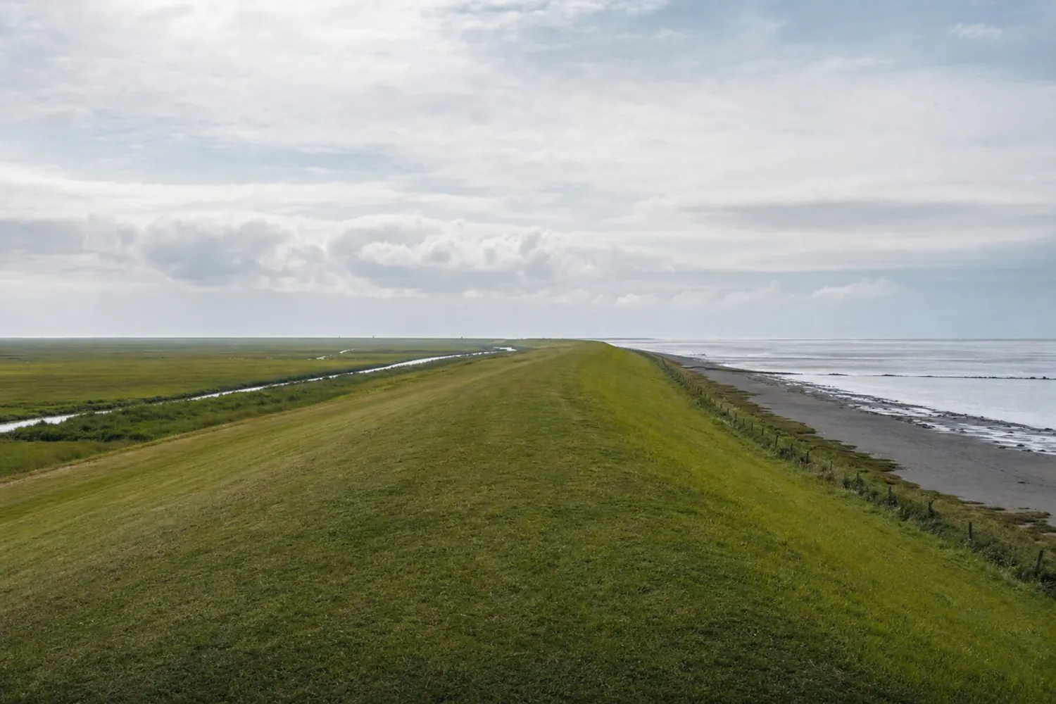 Ein Seedeich läuft bis zum Horizont