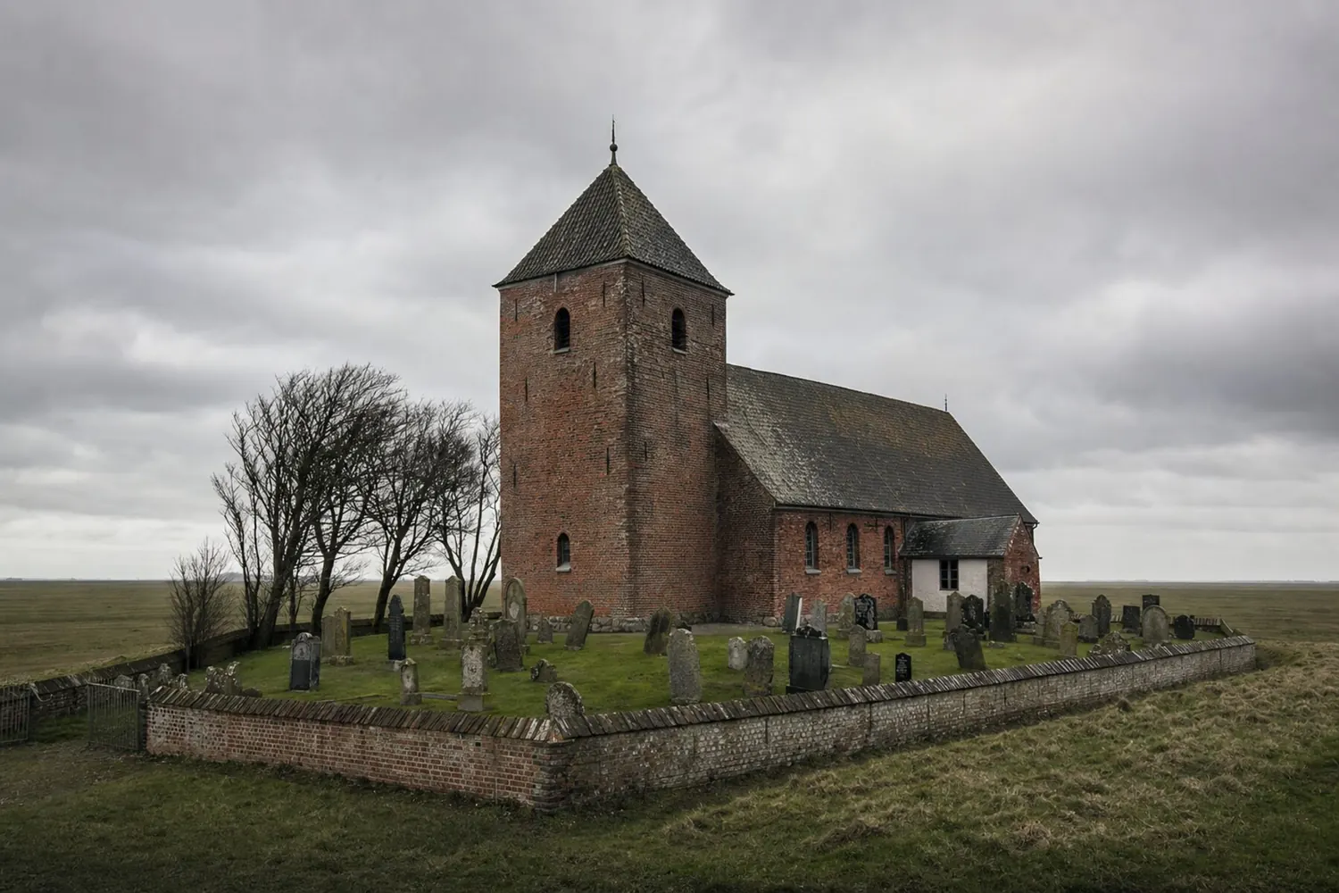Eine Marschkirche mit ihrem Friedhof