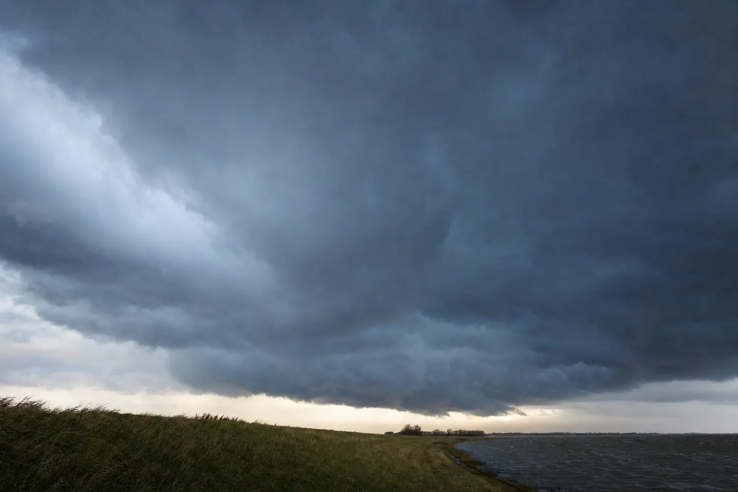 Sturmwolken über dem Deich